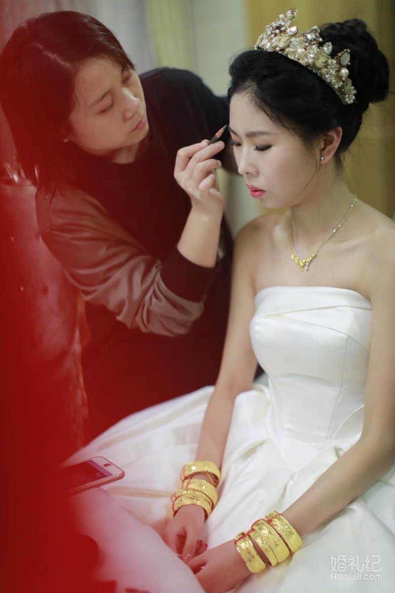 婚礼跟妆：打造完美新娘魅力时刻
